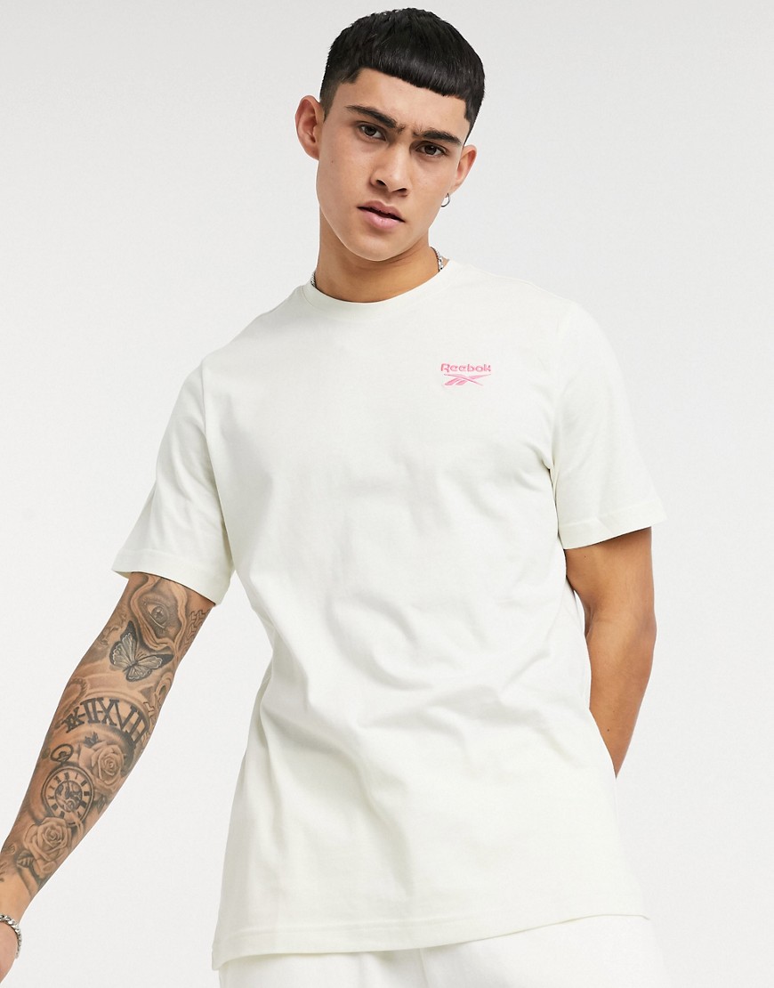 Reebok Classics – Naturvit t-shirt med rosa logga