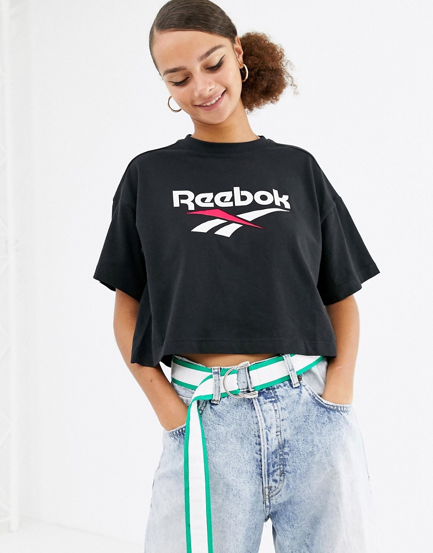 Reebok – Classics – Svart kort t-shirt med vektorlogga