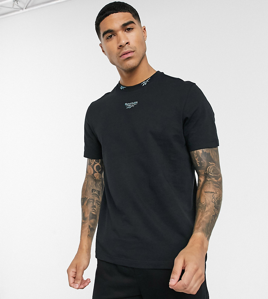 Reebok classics - T-shirt nera con logo ricamato sul collo - In esclusiva persos-Grigio