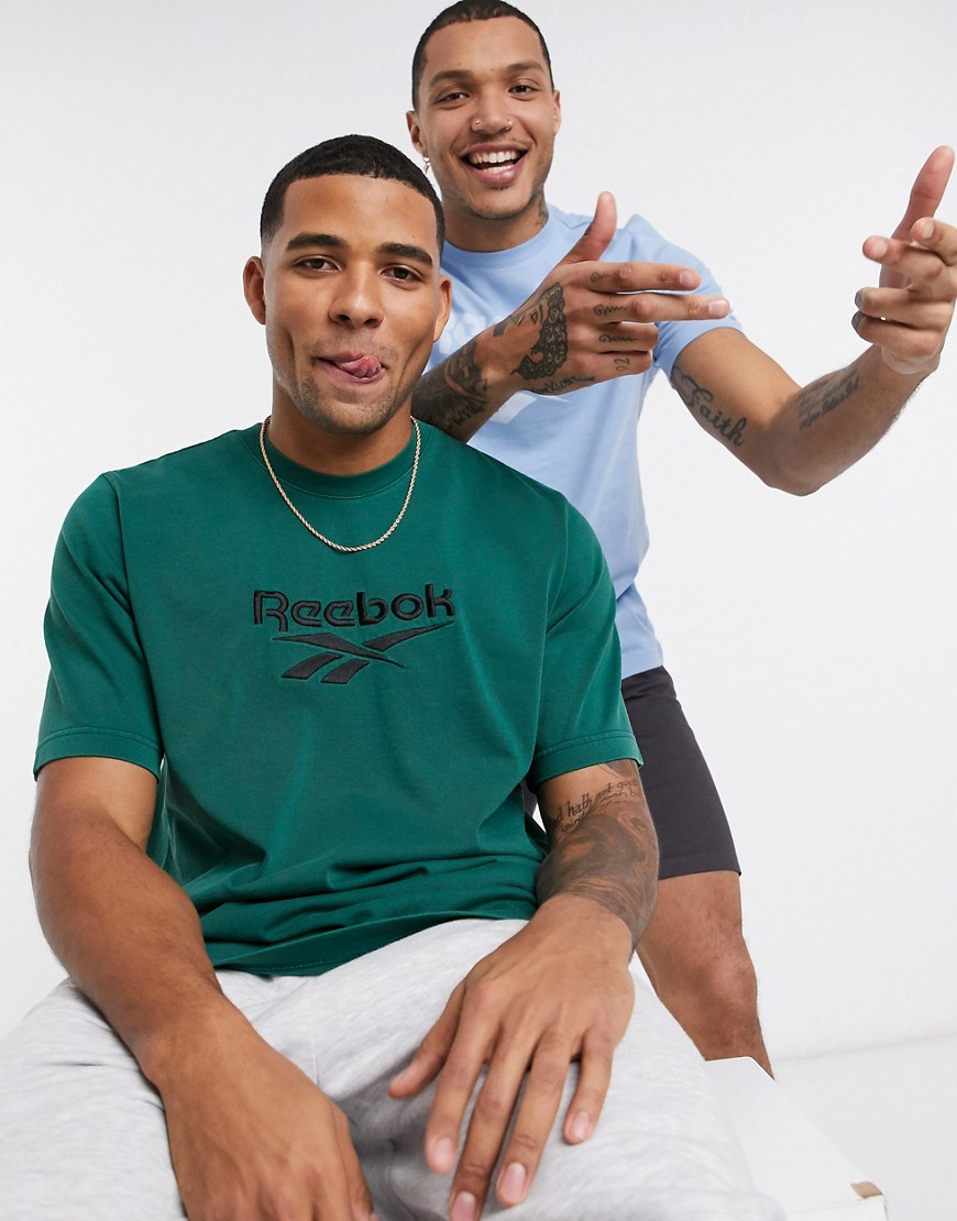 Reebok - Classics - T-shirt verde azzurro slavato con logo Vector premium