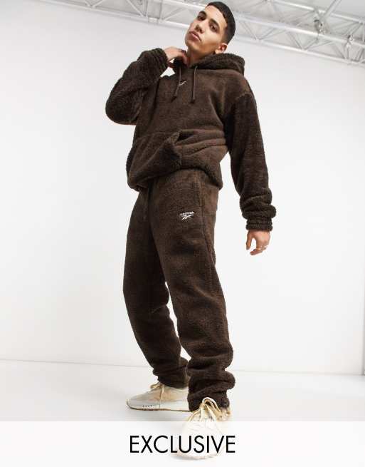Reebok Classics - Toast - Brunt sæt i imiteret lammeskindsfleece - Kun hos ASOS, 3 af 3