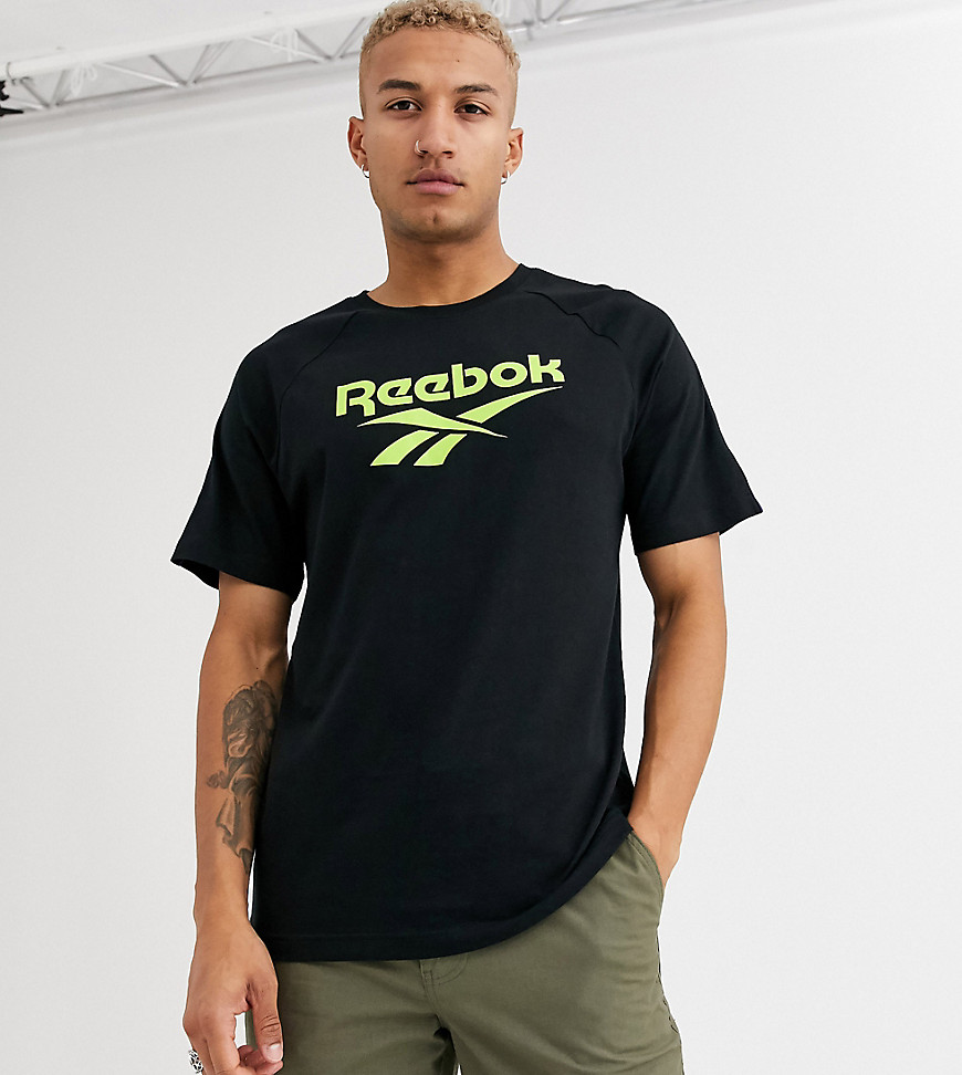 Reebok – Classics – Vector – Mönstrad t-shirt-Svart
