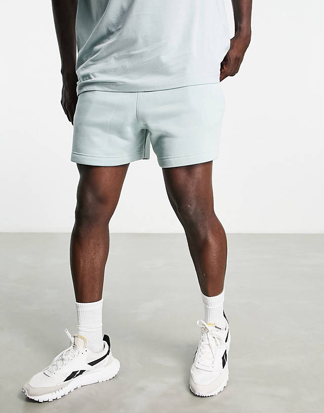 Reebok - classics wardrobe essentials shorts in seaside grey