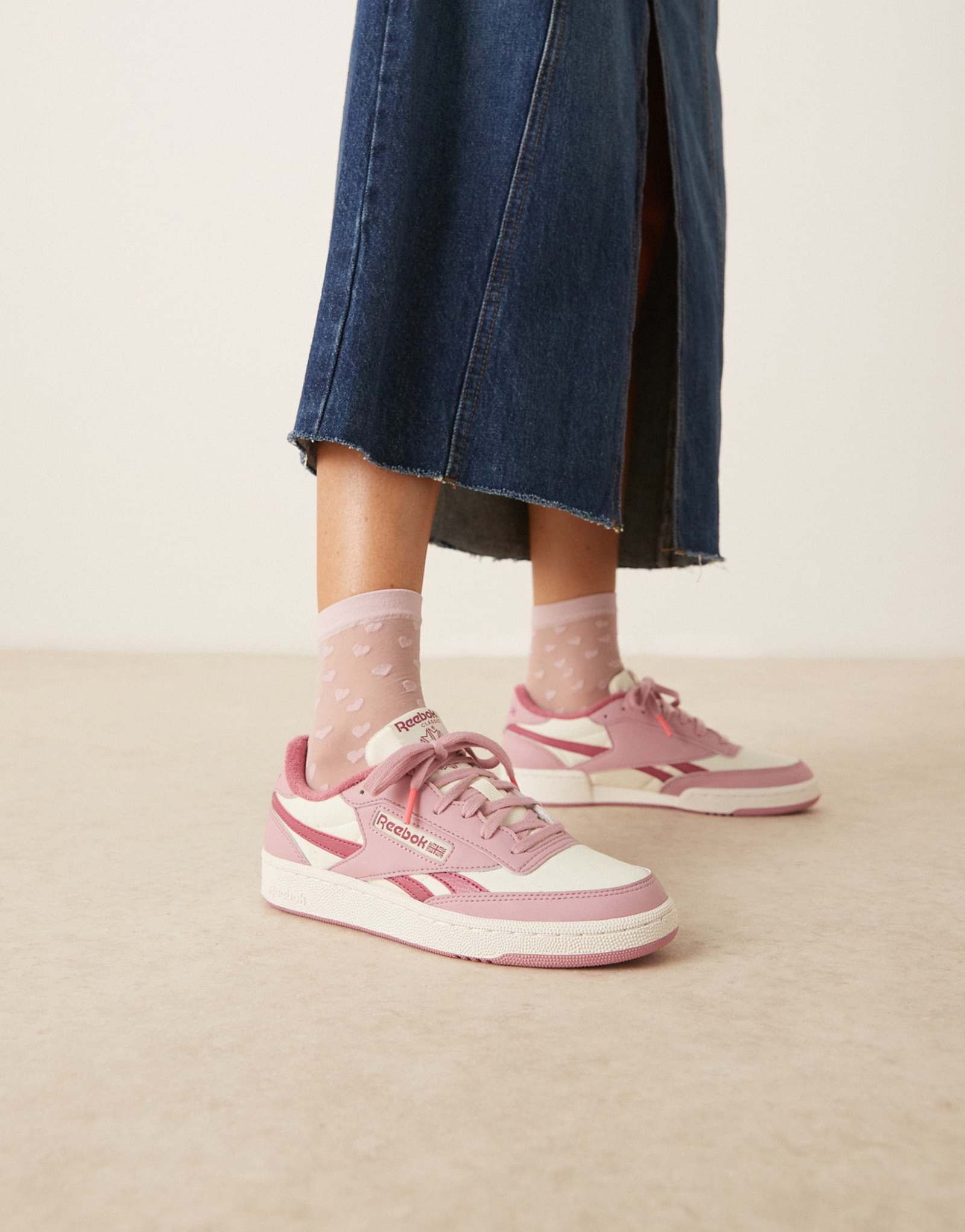 Кроссовки Reebok Club C Revenge II белого и розового цветов 