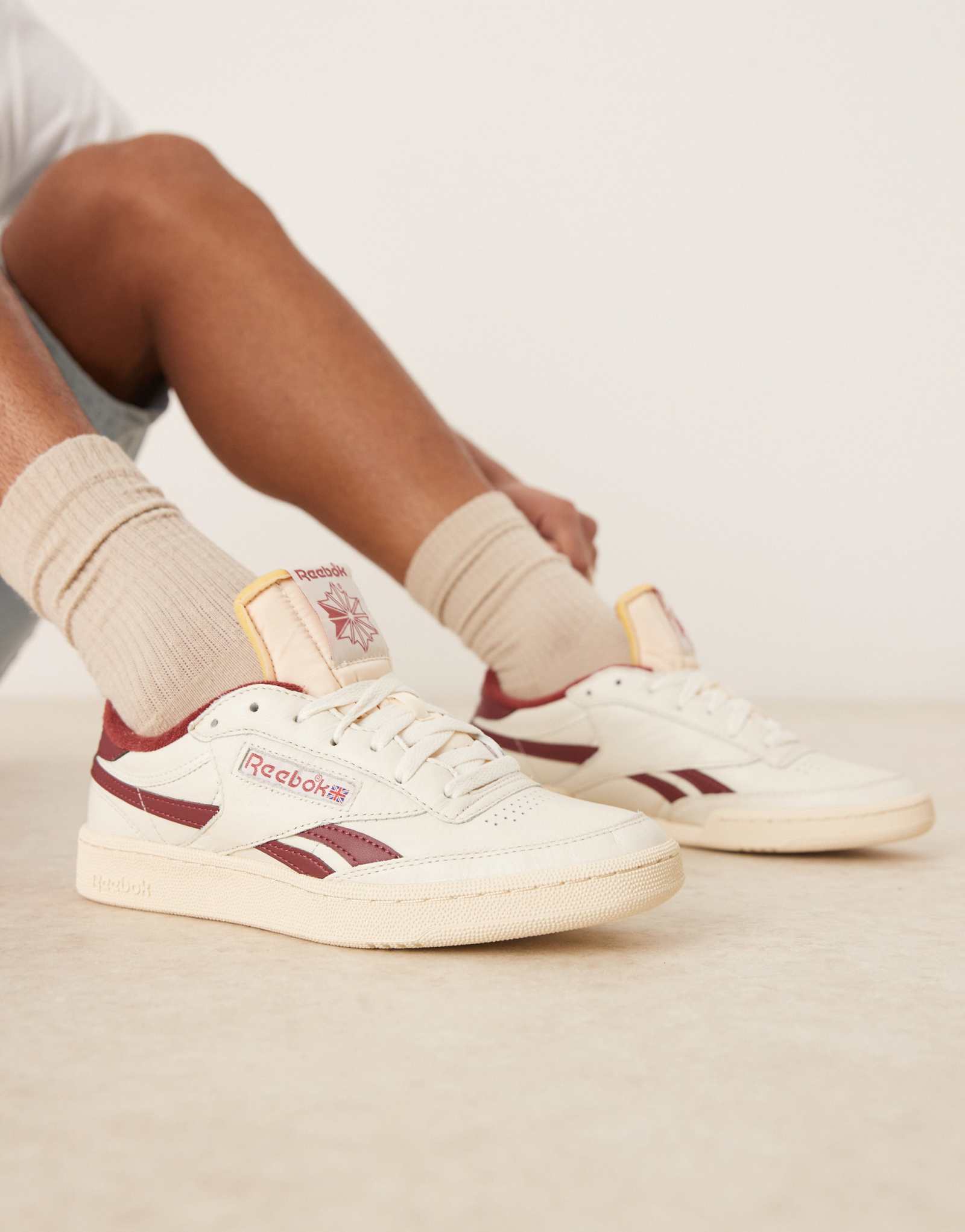 Винтажные кроссовки Reebok Club C Revenge белого цвета с бордовыми деталями
