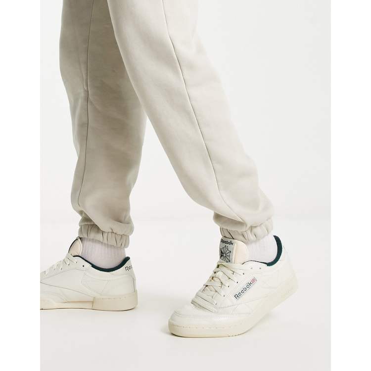 Reebok Club C Vintage Sneakers in gebroken wit en donkergroen