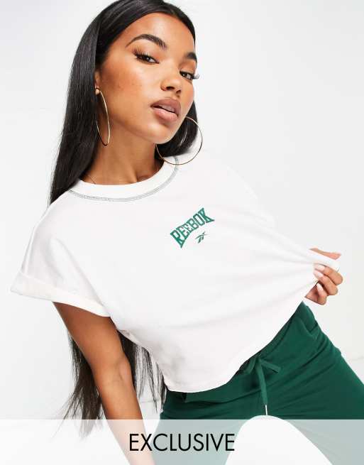 Reebok - Crop top con spalle scivolate e orlo grezzo bianco sporco - In esclusiva per ASOS