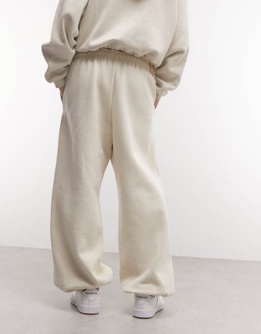 Reebok Elevated Athletic afslappede joggingbukser med åben kant i beige, 4 af 5
