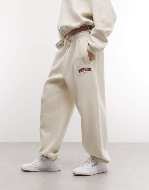 Reebok Elevated Athletic joggers holgados con bajo abierto en beige, 2 de 5