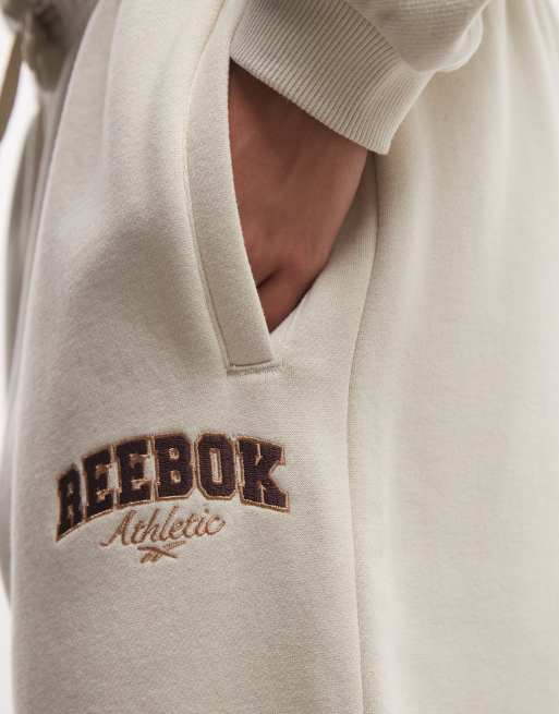 Reebok Elevated Athletic joggery o luźnym kroju z prostym dołem w kolorze beżowym, 3 z 5