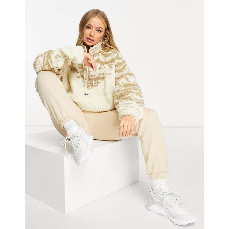 Reebok – Fleece-Oberteil mit halblangem Reißverschluss, Logo und  Aztekenmuster in Beige | ASOS