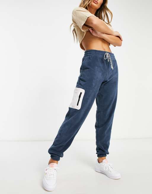 Reebok - Joggers in pile blu navy con dettaglio con tasca