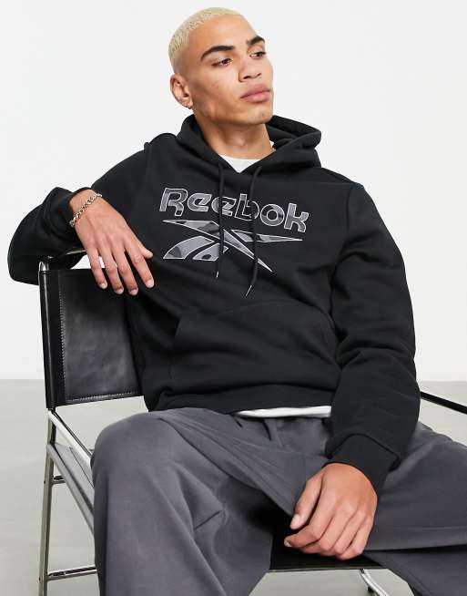 Reebok – Kapuzenpullover in Schwarz mit Logo im Military-Muster