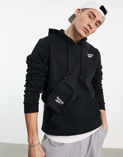Reebok – Kapuzenpullover in Schwarz mit Reißverschluss und kleinem Logo