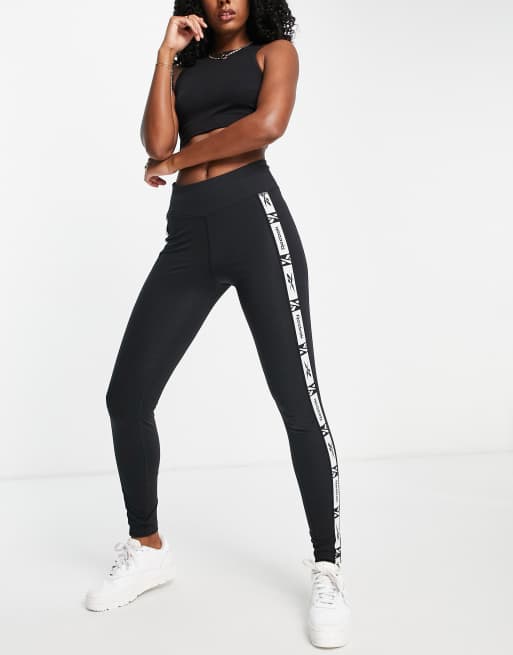 Reebok – Leggings in Schwarz mit Zierband