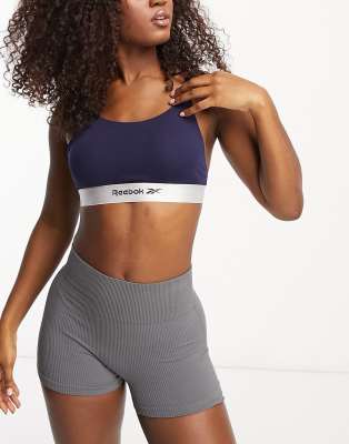 Reebok - Liliy - Verstärktes Bralette-Top in Marineblau mit glänzenden Band