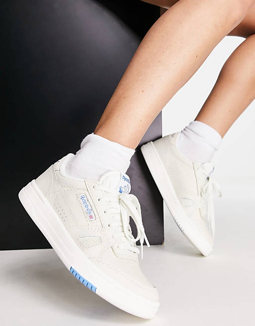 Reebok - LT Court - Sneakers in crème en blauw