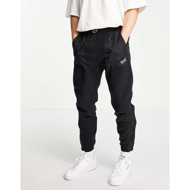 Reebok Classics Vector Cuffed Sweatpants In Black