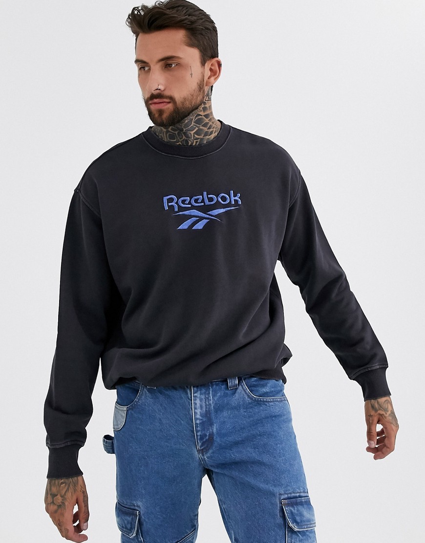 Reebok – Premium – Svart urtvättad sweatshirt med vektorlogga