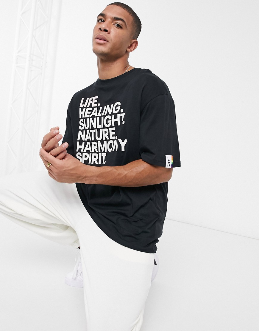 Reebok – Pride – Svart t-shirt med UV-reaktivt mönster