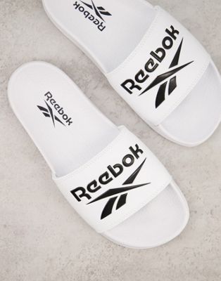 Reebok – Slider in Weiß mit Logo