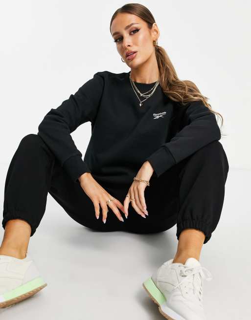 Reebok – Sweatshirt in Schwarz mit kleinem Logo
