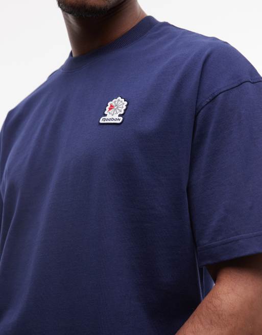 Reebok – T-Shirt in Marineblau mit Logoaufnäher, exklusiv bei ASOS, 3 von 4