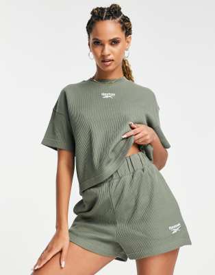 Reebok - T-Shirt in Olivgrün mit Waffelstruktur, exklusiv bei ASOS