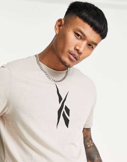 Reebok - T-shirt met groot logo in het midden in beige