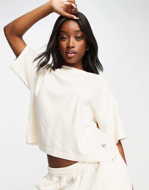 Reebok – T-Shirt mit kurzem Schnitt in gebrochenem Weiß - CREAM