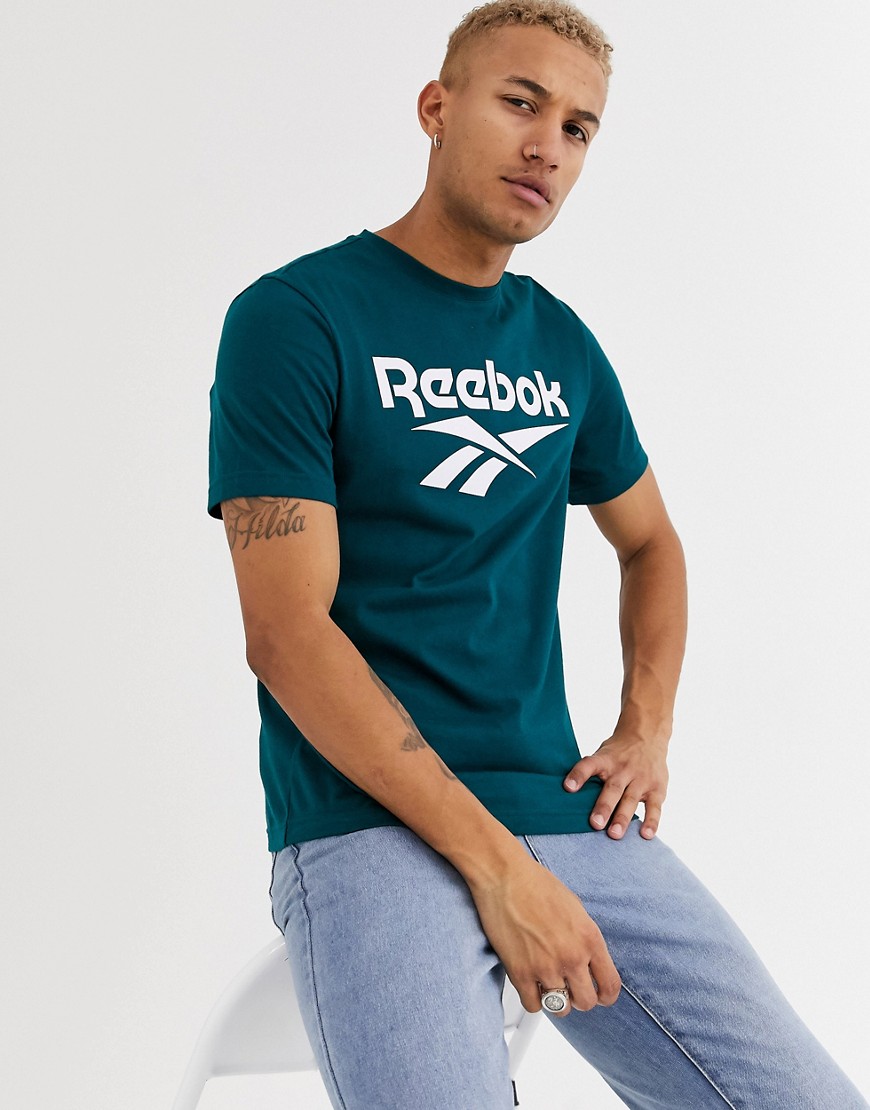 Reebok - T-shirt verde con logo vector