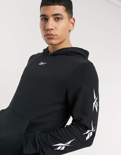 Reebok Training – Czarny dres z wektorowym nadrukiem na rękawach