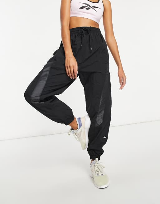 Reebok – Training – Jogginghose in Schwarz aus gewebtem Funktionsmaterial