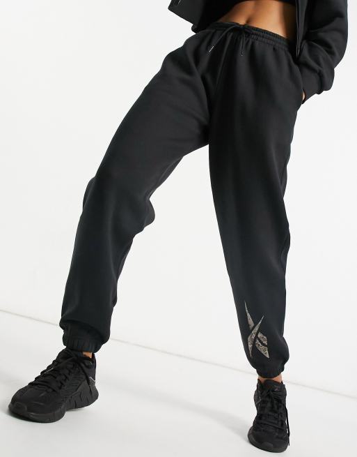 Reebok – Training – Jogginghose in Schwarz mit Logo im Leopard-Design