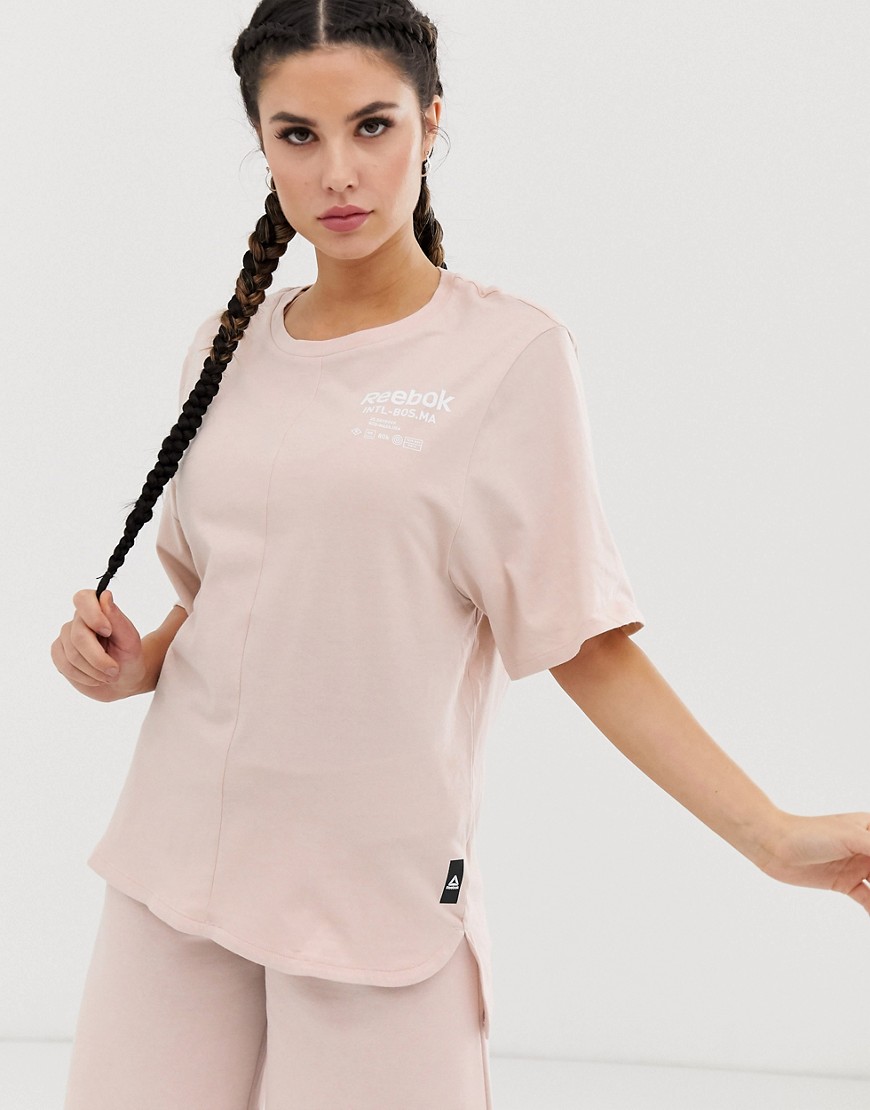 Reebok – Training – Rosa longline-t-shirt med grafik
