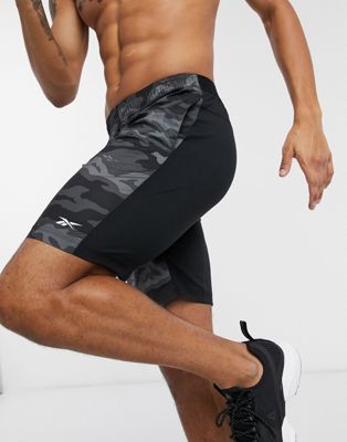 Reebok – Training – Shorts mit Military-Muster in Schwarz-Grün