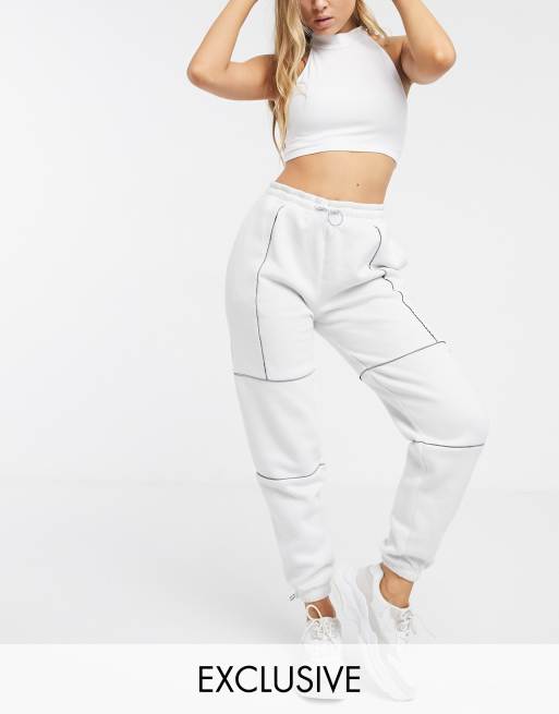 Reebok - Utility joggingbroek met reflecterende randjes in wit, exclusief bij ASOS