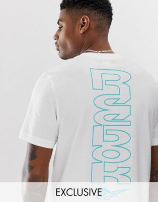 Reebok – Vit t-shirt med klassisk logga och tryck på ryggen – Endast hos ASOS