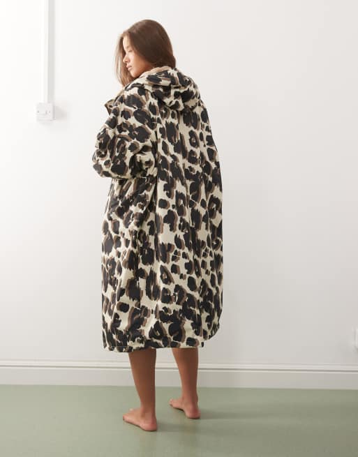 Regatta Adult waterproof changing robe in leopard print, 3 of 4