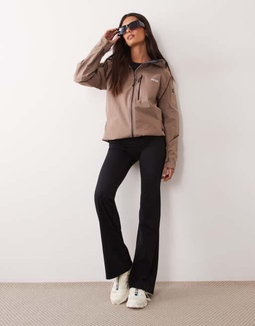 Regatta - Chaqueta shell impermeable con capucha Birchdale II en mocha, 2 de 4