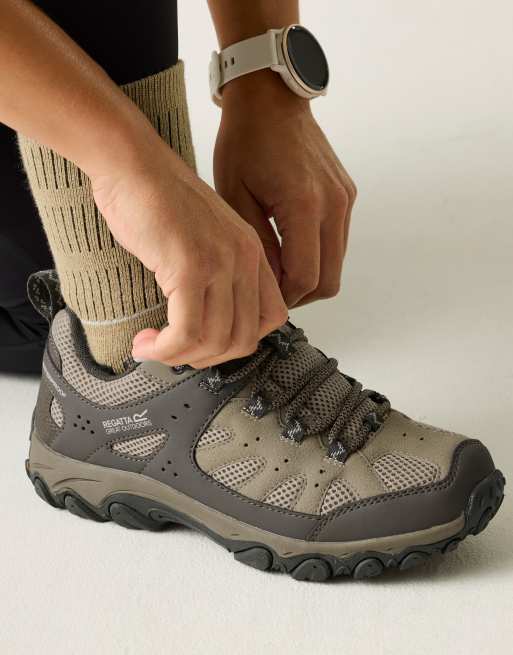 Regatta Edgepoint IV technical waterproof low walking boots in beige, 3 of 3