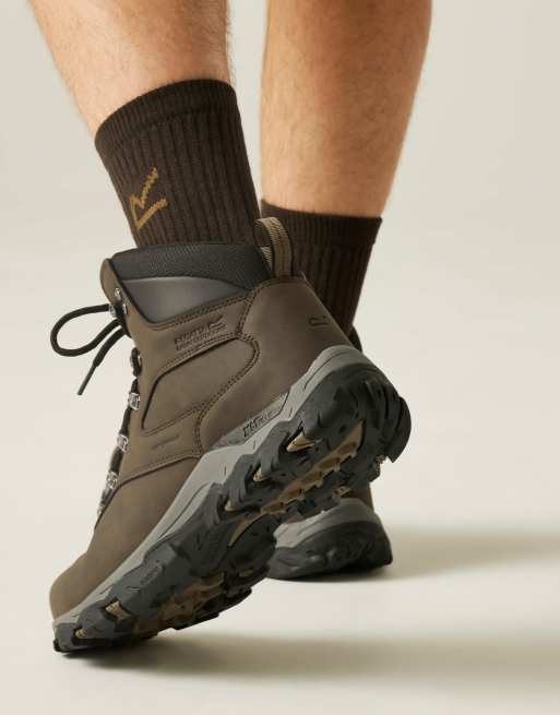 Regatta Holcombe classic walking boots in brown, 2 of 4