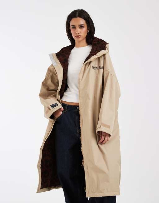 Regatta Waterproof changing robe in barleycorn & textured leopard, 3 of 4