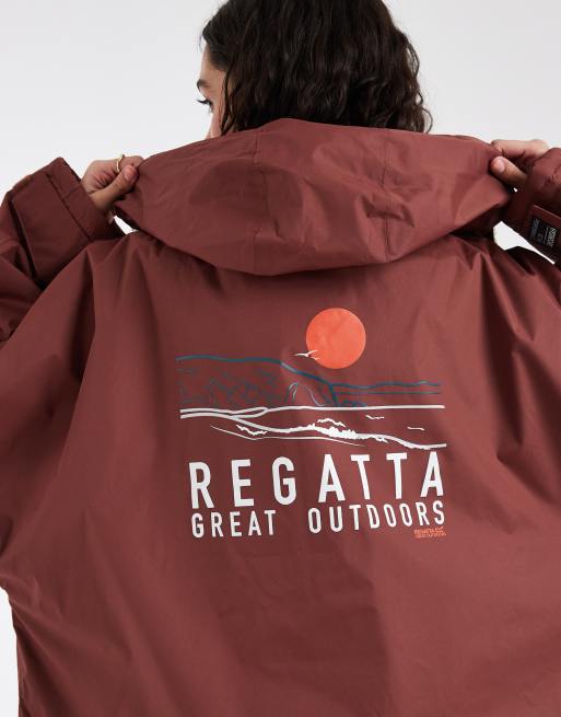 Regatta Waterproof changing robe in dark cherry, 3 of 4