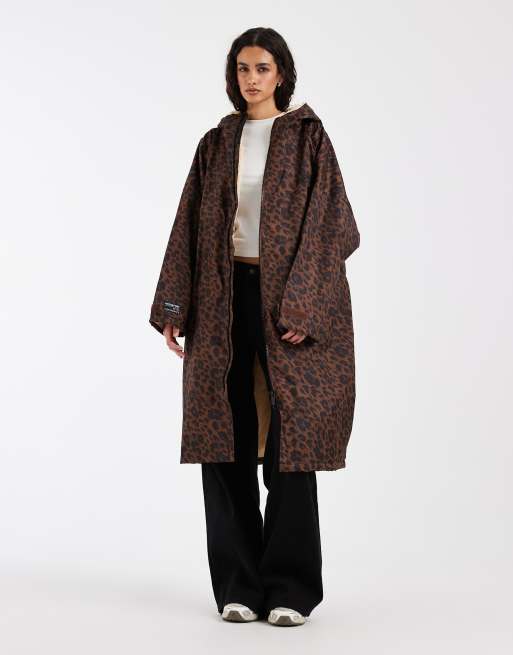 Regatta Waterproof changing robe in dark textured leopard, 2 of 4