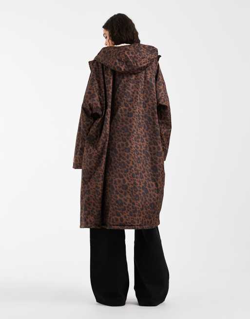 Regatta Waterproof changing robe in dark textured leopard, 4 of 4