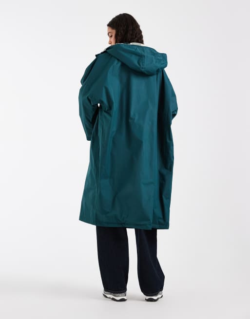 Regatta Waterproof changing robe in deep pine, 2 of 4