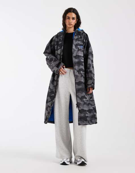 Regatta Waterproof changing robe in grey camo & sonic blue - view 1