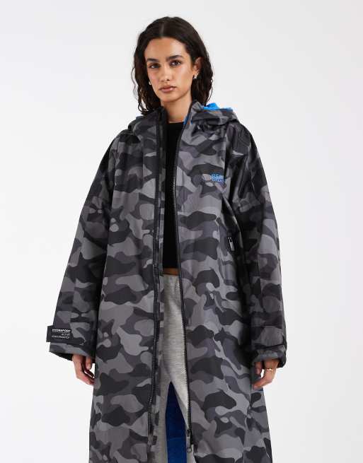 Regatta Waterproof changing robe in grey camo & sonic blue, 3 of 4