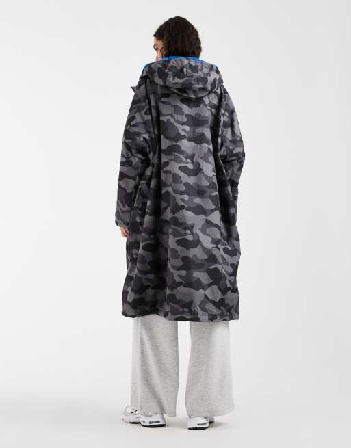 Regatta Waterproof changing robe in grey camo & sonic blue, 4 of 4